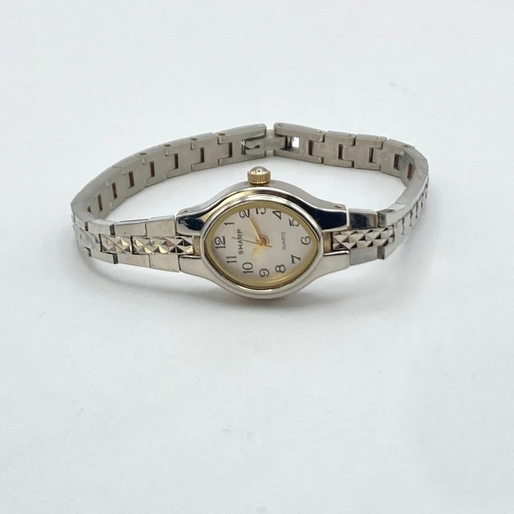 Vintage Sharp Womens Watch Silver Tone 18mm Oval Textured Band New Battery 6.25